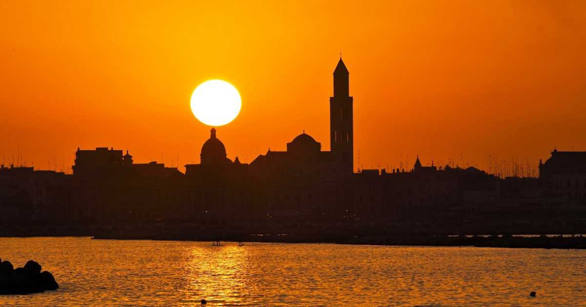 Il tramonto sul mare di Bari: cos� raro, cos� emozionante. Le foto